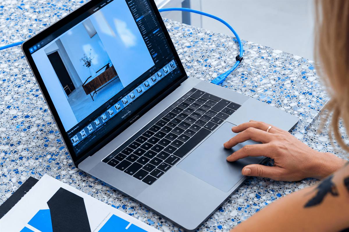 Edición de contenido para un cliente en el estudio de Space Moon Creative