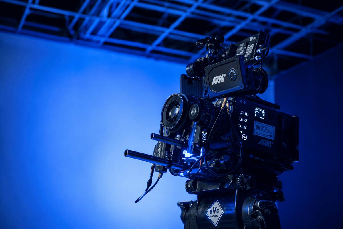 Cámara de cine preparada en plató para un rodaje corporativo
