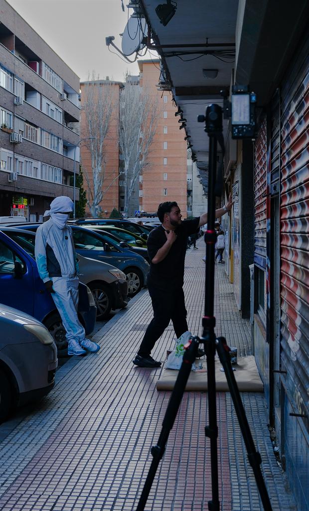 Equipo de Space Moon Creative grabando contenido en la calle en Torrejón de Ardoz